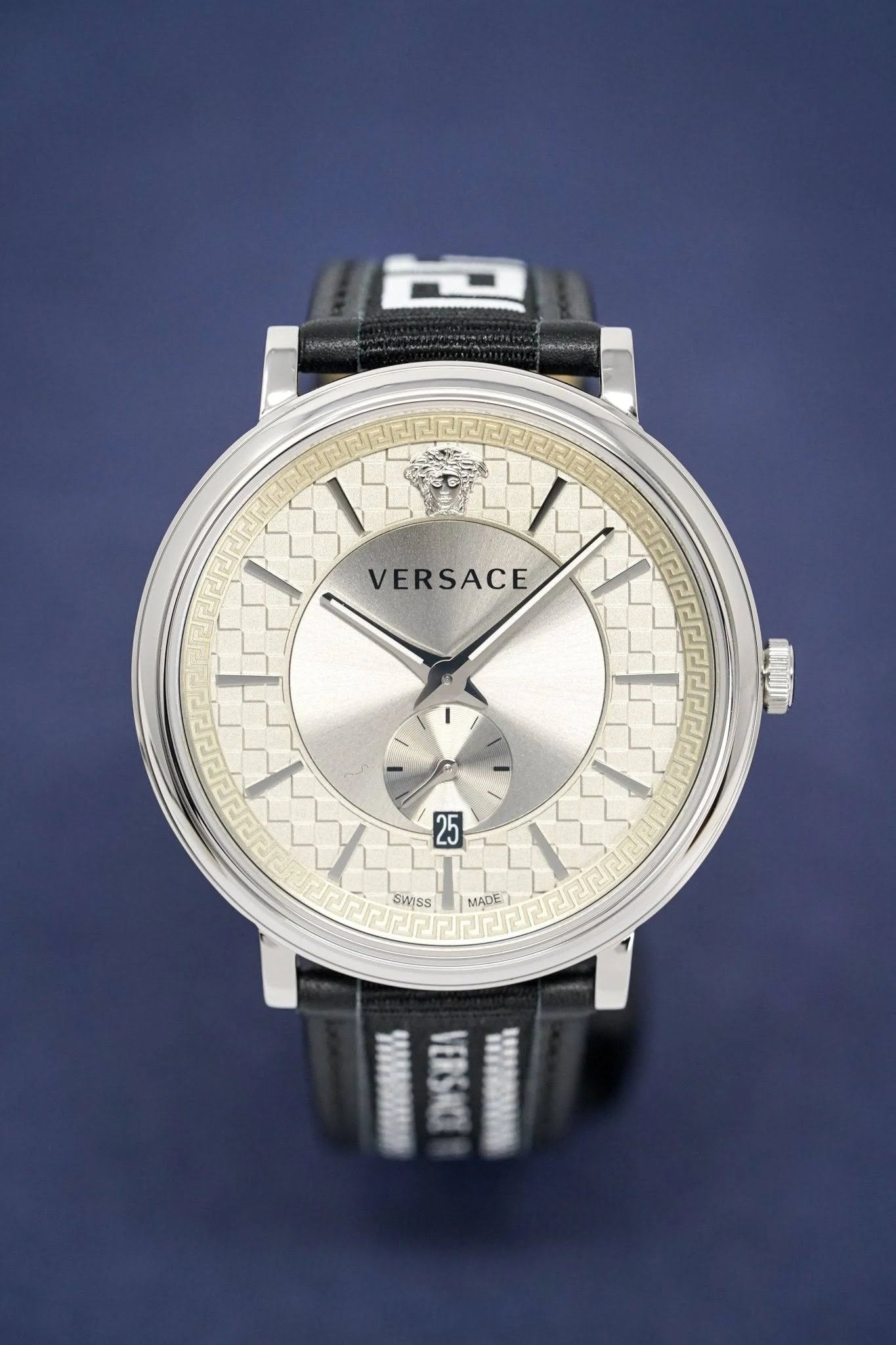 Versace V-Circle Quarzuhr mit hellem Zifferblatt und schwarzem Lederarmband für Herren – VEBQ01219