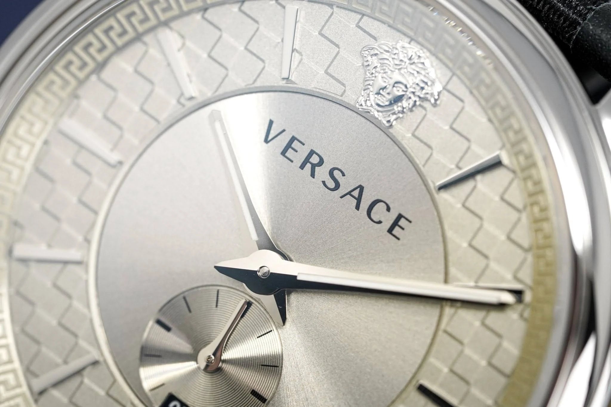 Versace V-Circle Quarzuhr mit hellem Zifferblatt und schwarzem Lederarmband für Herren – VEBQ01219
