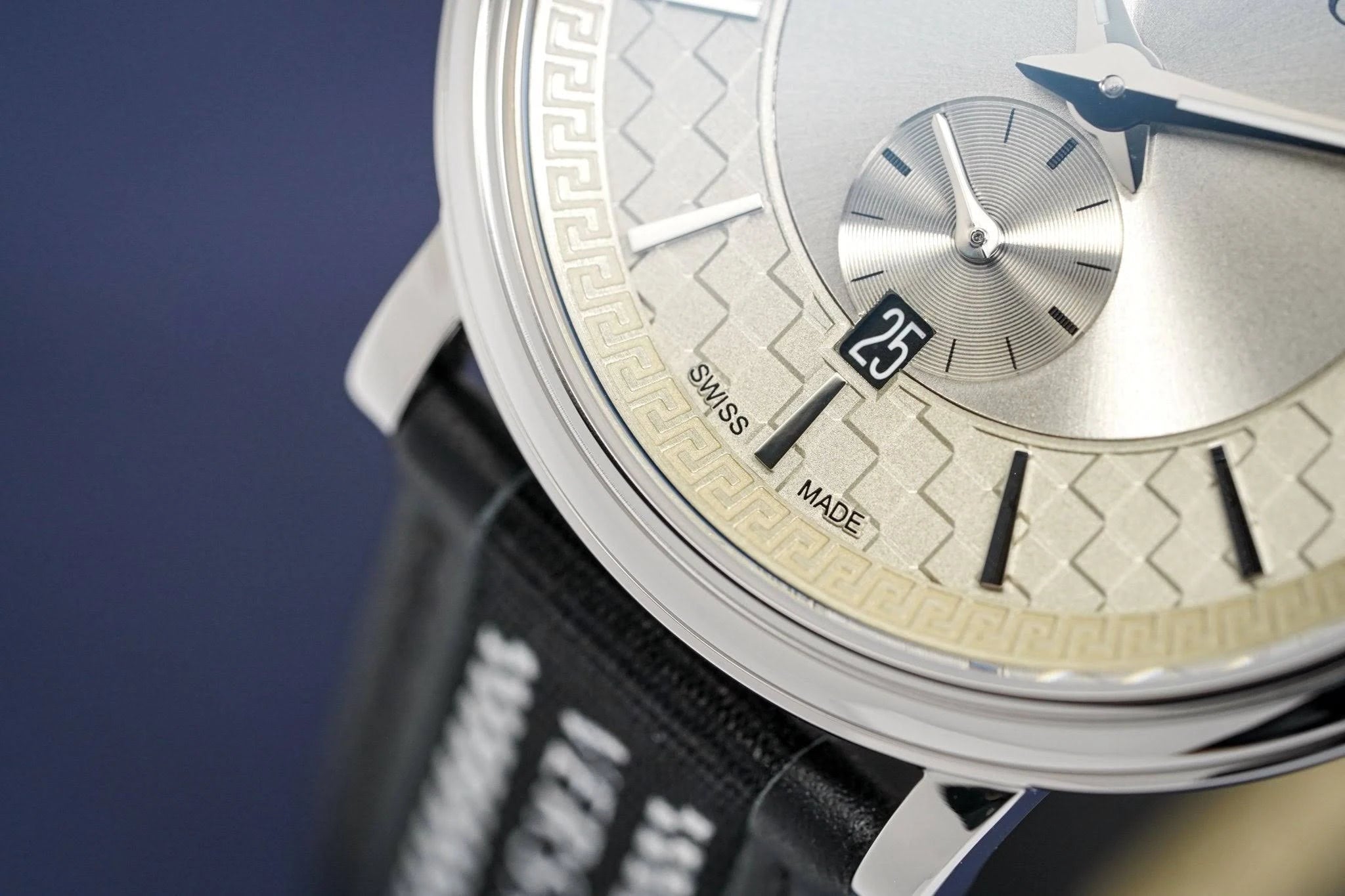 Versace V-Circle Quarzuhr mit hellem Zifferblatt und schwarzem Lederarmband für Herren – VEBQ01219