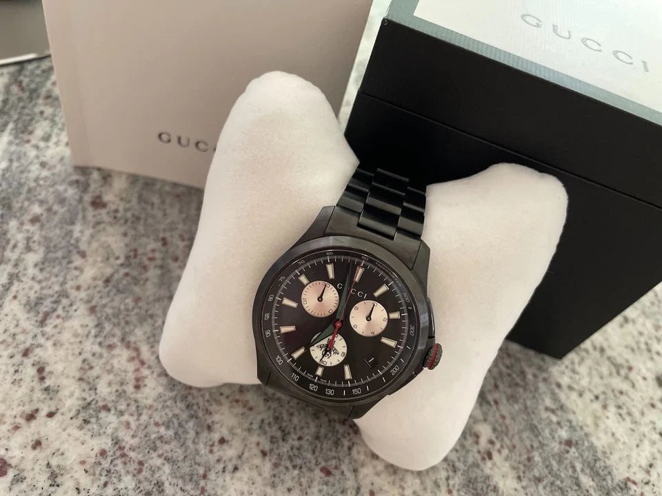 Gucci G-Timeless Chronograph Herrenuhr mit schwarzem Zifferblatt und schwarzem Edelstahlarmband - YA126268