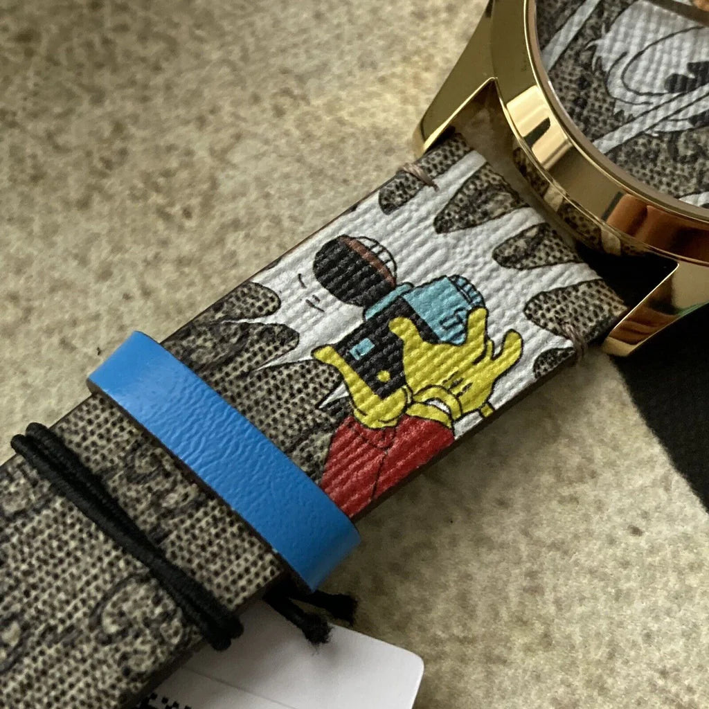 Gucci G Zeitlose Disney Donald Duck Uhr,  braunes Zifferblatt, braune Lederarmbanduhr für Damen – YA1264167