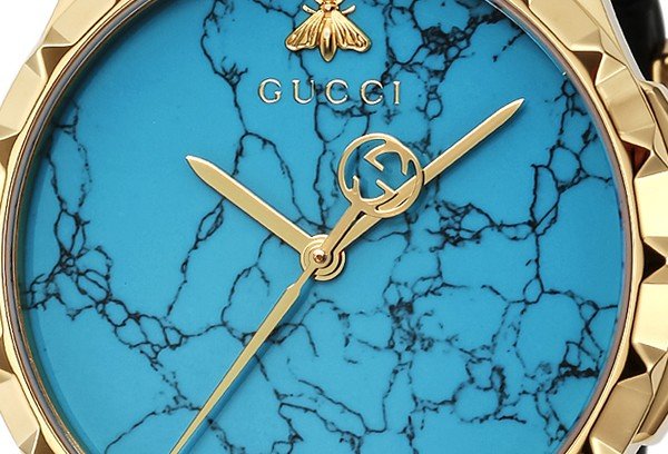 Gucci G Timeless Herrenuhr mit türkisblauem Zifferblatt und schwarzem Lederarmband - YA126462