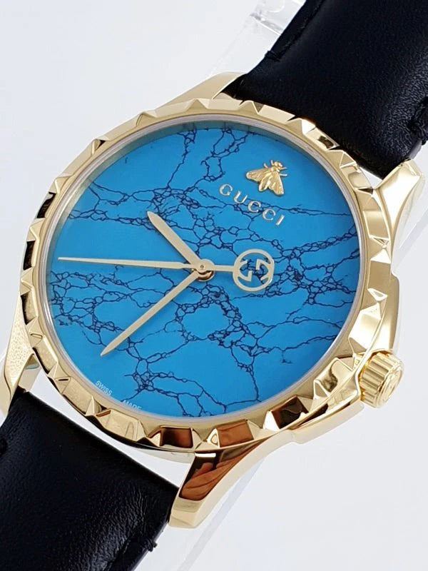 Gucci G Timeless Herrenuhr mit türkisblauem Zifferblatt und schwarzem Lederarmband - YA126462