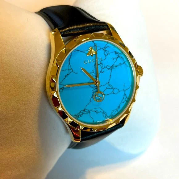 Gucci G Timeless Herrenuhr mit türkisblauem Zifferblatt und schwarzem Lederarmband - YA126462