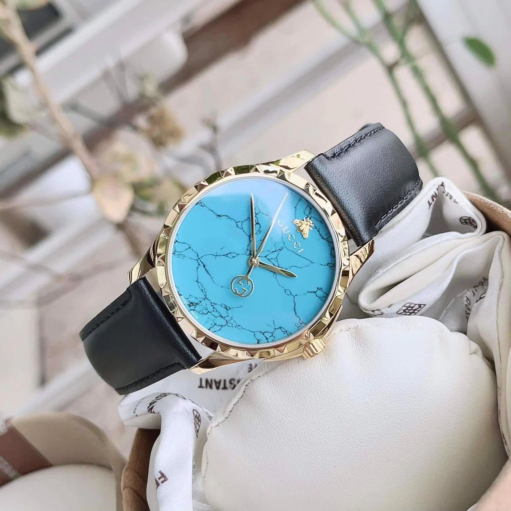 Gucci G Timeless Herrenuhr mit türkisblauem Zifferblatt und schwarzem Lederarmband - YA126462