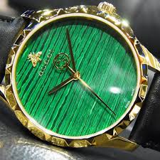 Gucci G Timeless Herrenuhr mit smaraktgrün Zifferblatt und schwarzem Lederarmband - YA126463
