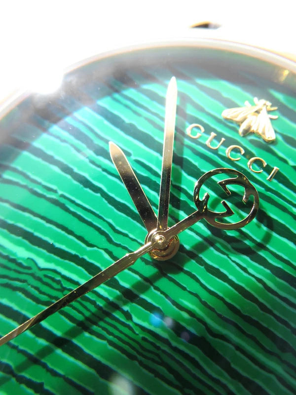 Gucci G Timeless Herrenuhr mit smaraktgrün Zifferblatt und schwarzem Lederarmband - YA126463