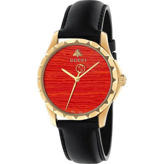 Gucci G Timeless Herrenuhr mit korallenrotem Zifferblatt und schwarzem Lederarmband - YA126464