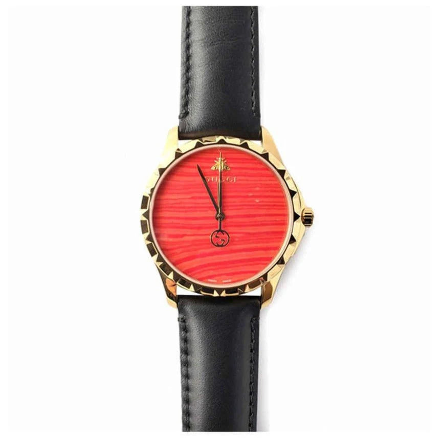 Gucci G Timeless Herrenuhr mit korallenrotem Zifferblatt und schwarzem Lederarmband - YA126464