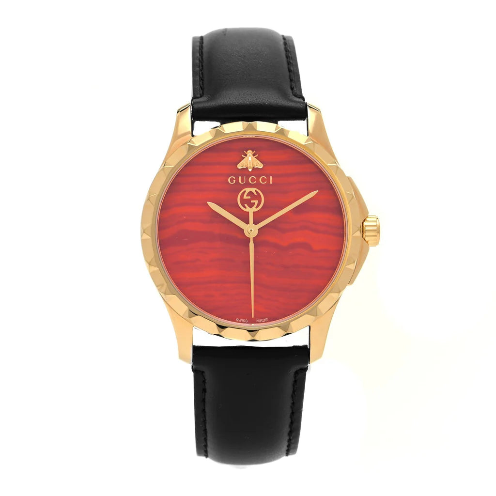 Gucci G Timeless Herrenuhr mit korallenrotem Zifferblatt und schwarzem Lederarmband - YA126464