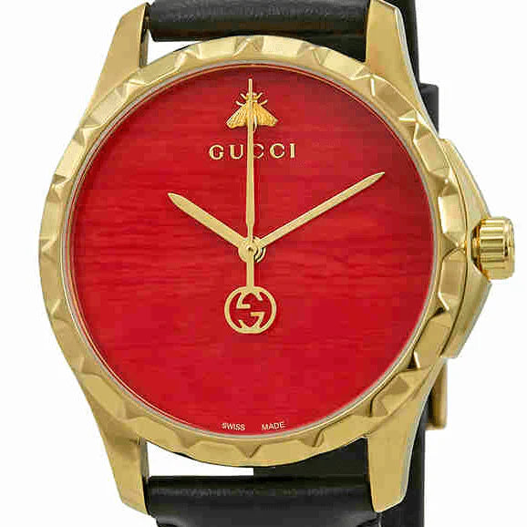 Gucci G Timeless Herrenuhr mit korallenrotem Zifferblatt und schwarzem Lederarmband - YA126464