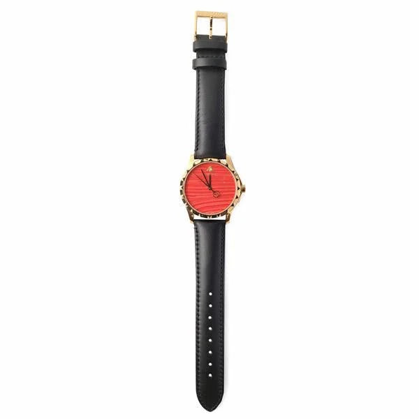 Gucci G Timeless Herrenuhr mit korallenrotem Zifferblatt und schwarzem Lederarmband - YA126464