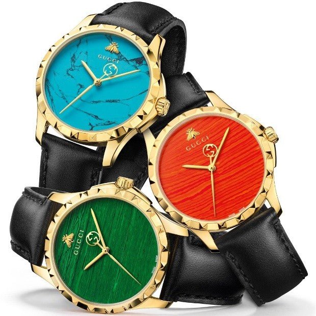 Gucci G Timeless Herrenuhr mit korallenrotem Zifferblatt und schwarzem Lederarmband - YA126464