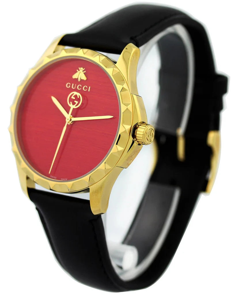 Gucci G Timeless Herrenuhr mit korallenrotem Zifferblatt und schwarzem Lederarmband - YA126464