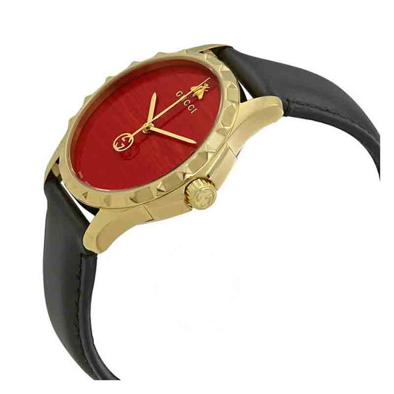 Gucci G Timeless Herrenuhr mit korallenrotem Zifferblatt und schwarzem Lederarmband - YA126464