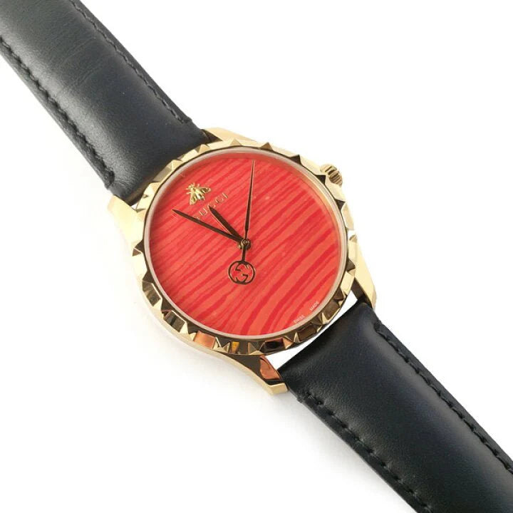 Gucci G Timeless Herrenuhr mit korallenrotem Zifferblatt und schwarzem Lederarmband - YA126464