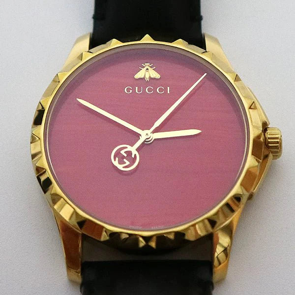 Gucci G Timeless Herrenuhr mit korallenrotem Zifferblatt und schwarzem Lederarmband - YA126464