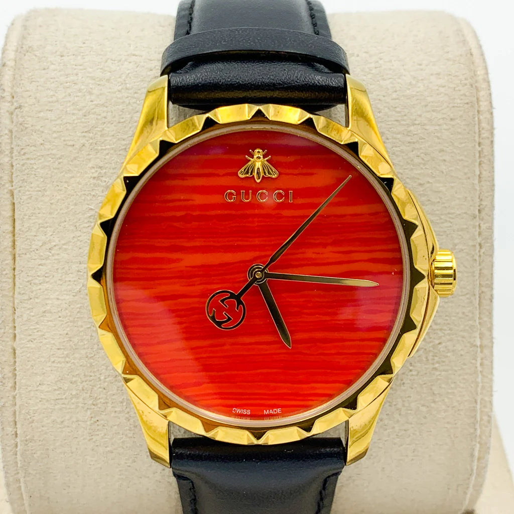 Gucci G Timeless Herrenuhr mit korallenrotem Zifferblatt und schwarzem Lederarmband - YA126464
