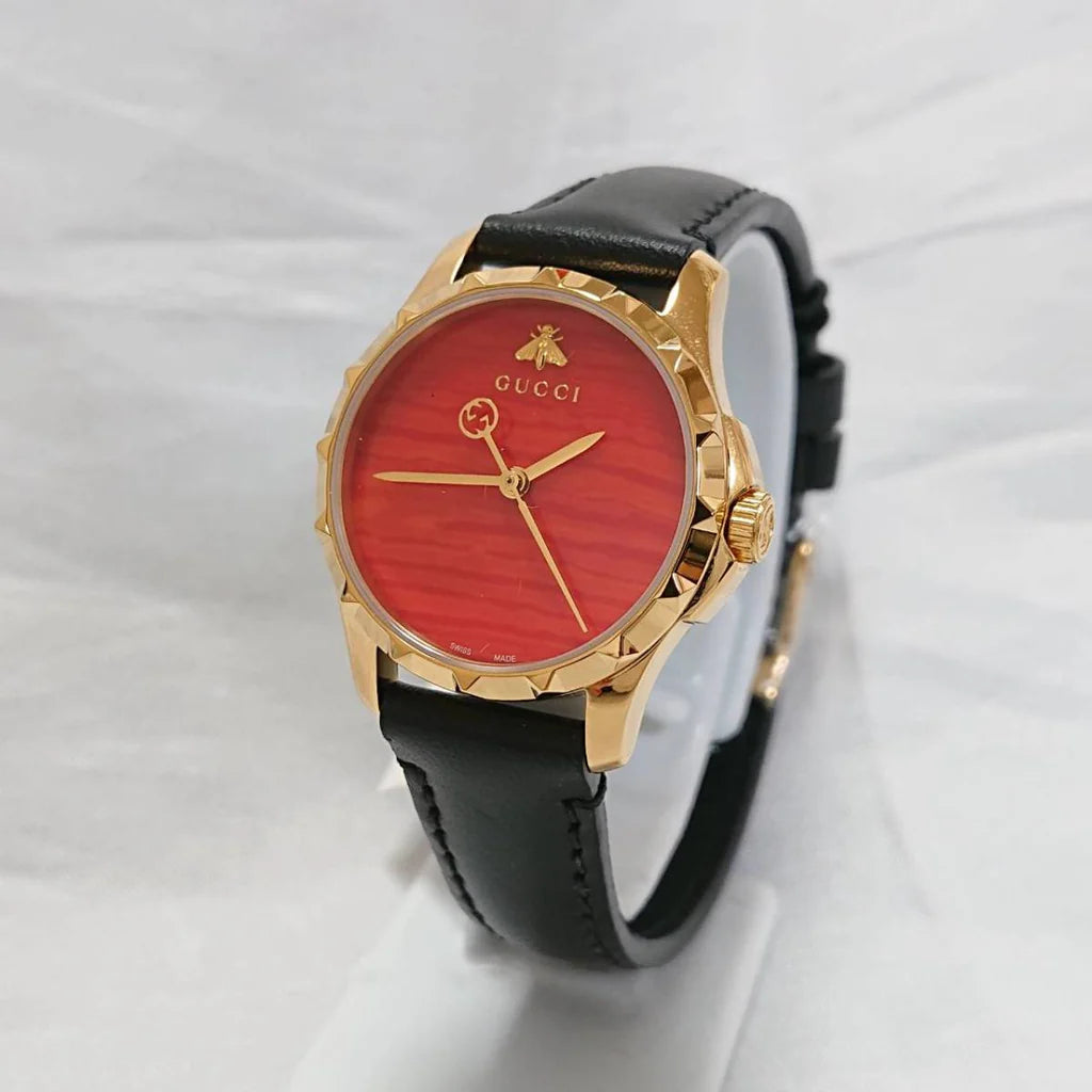 Gucci G Timeless Herrenuhr mit korallenrotem Zifferblatt und schwarzem Lederarmband - YA126464