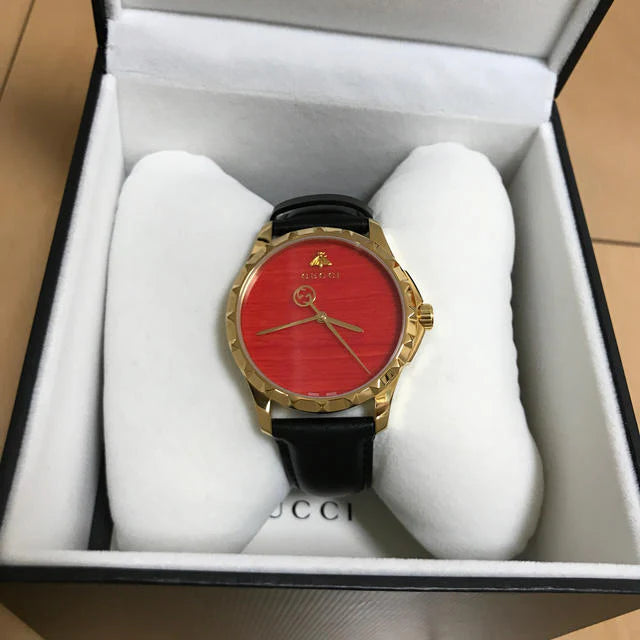 Gucci G Timeless Herrenuhr mit korallenrotem Zifferblatt und schwarzem Lederarmband - YA126464
