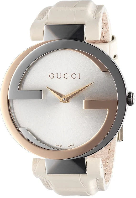 Gucci Damenuhr mit ineinandergreifendem Muster aus 18-karätigem Gold, silbernem Zifferblatt und weißem Lederarmband - YA133303