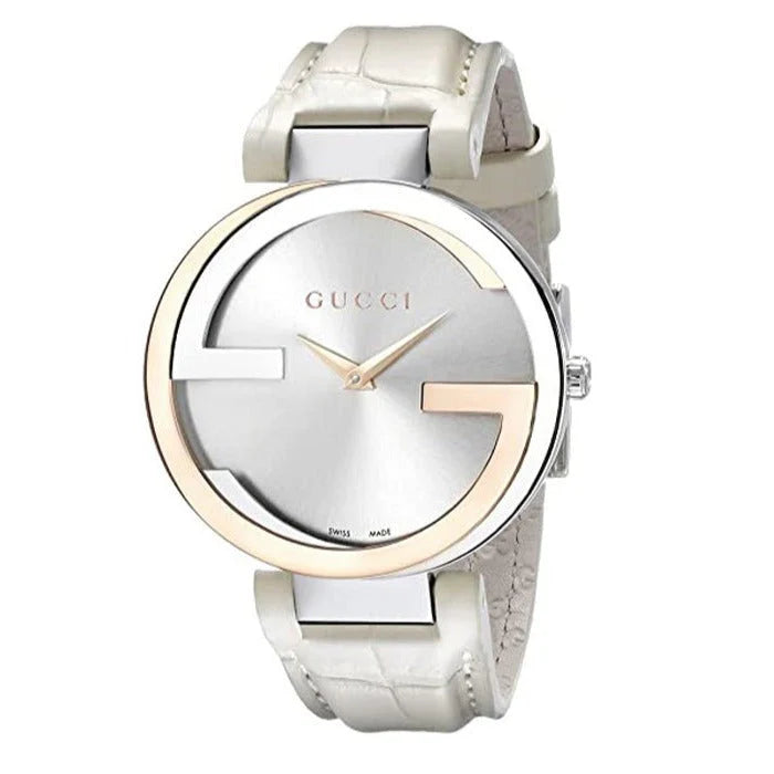 Gucci Damenuhr mit ineinandergreifendem Muster aus 18-karätigem Gold, silbernem Zifferblatt und weißem Lederarmband - YA133303