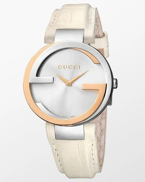 Gucci Damenuhr mit ineinandergreifendem Muster aus 18-karätigem Gold, silbernem Zifferblatt und weißem Lederarmband - YA133303