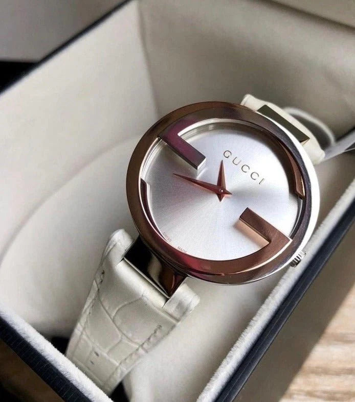 Gucci Damenuhr mit ineinandergreifendem Muster aus 18-karätigem Gold, silbernem Zifferblatt und weißem Lederarmband - YA133303