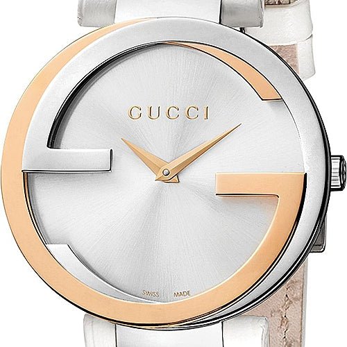 Gucci Damenuhr mit ineinandergreifendem Muster aus 18-karätigem Gold, silbernem Zifferblatt und weißem Lederarmband - YA133303