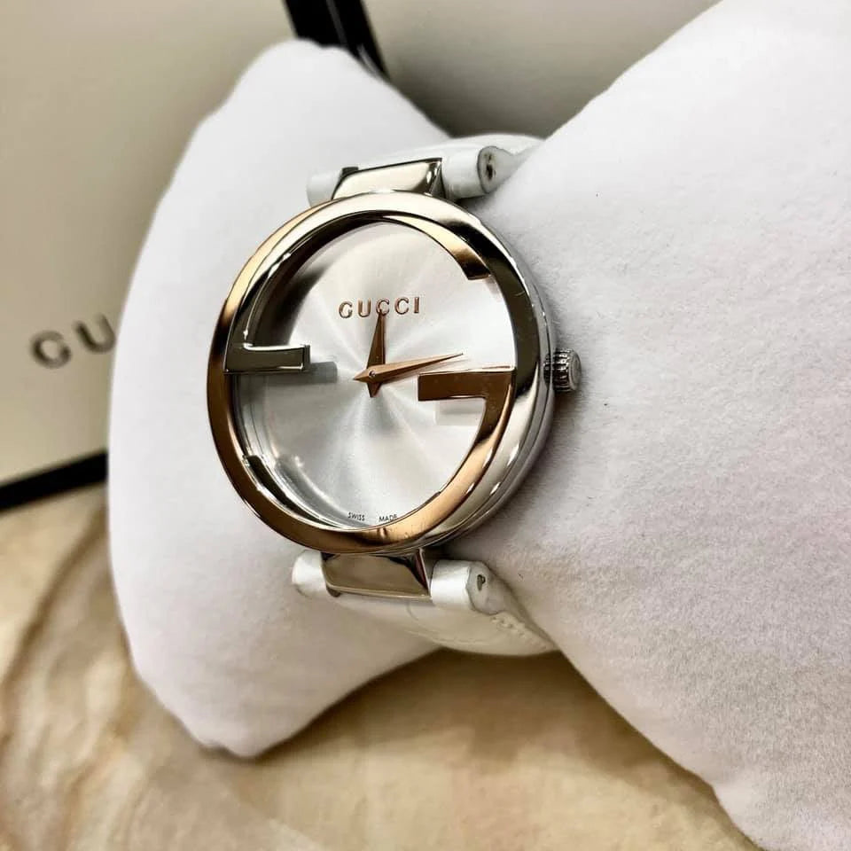 Gucci Damenuhr mit ineinandergreifendem Muster aus 18-karätigem Gold, silbernem Zifferblatt und weißem Lederarmband - YA133303