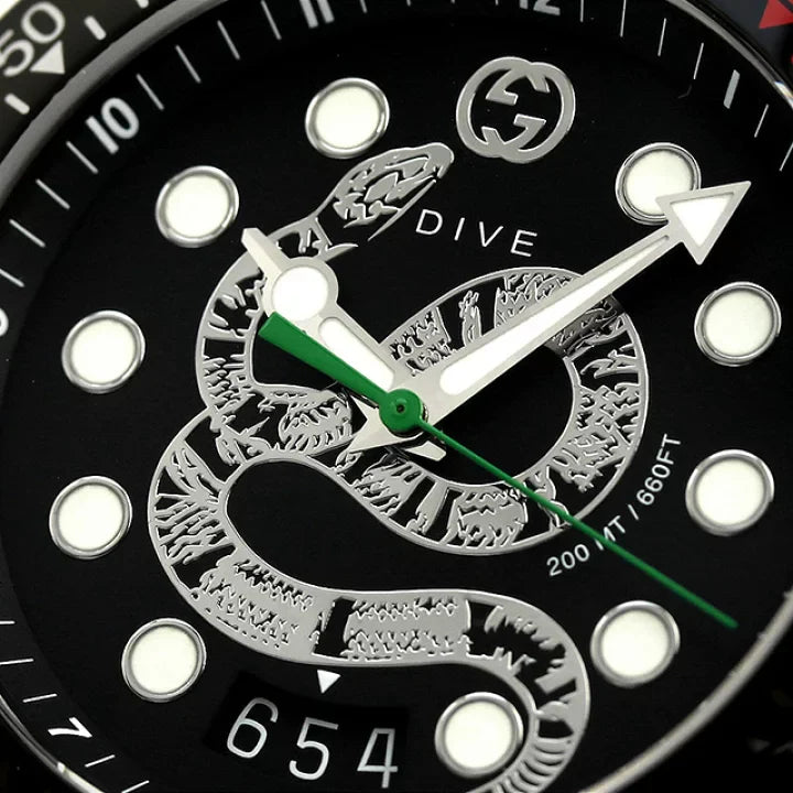 Gucci Dive Quartz Kingsnake – schwarzes Zifferblatt, schwarzes Kautschukarmband – Uhr für Herren – YA136217