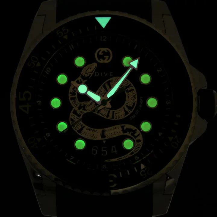 Gucci Dive Quartz Kingsnake – schwarzes Zifferblatt, schwarzes Kautschukarmband – Uhr für Herren – YA136217