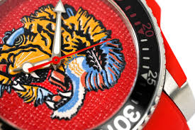 Gucci Dive Tiger – Rotes Zifferblatt – Rotes Kautschukarmband – Uhr für Herren – YA136315, Herrenuhr