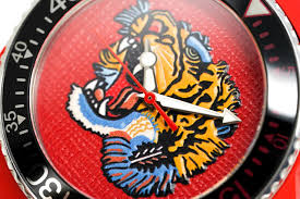 Gucci Dive Tiger – Rotes Zifferblatt – Rotes Kautschukarmband – Uhr für Herren – YA136315, Herrenuhr
