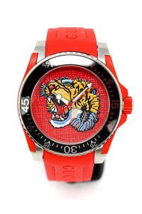 Gucci Dive Tiger – Rotes Zifferblatt – Rotes Kautschukarmband – Uhr für Herren – YA136315, Herrenuhr
