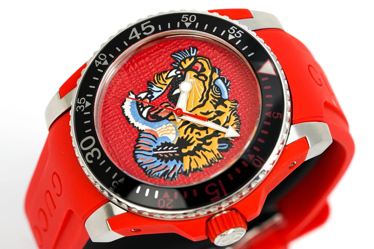 Gucci Dive Tiger – Rotes Zifferblatt – Rotes Kautschukarmband – Uhr für Herren – YA136315, Herrenuhr