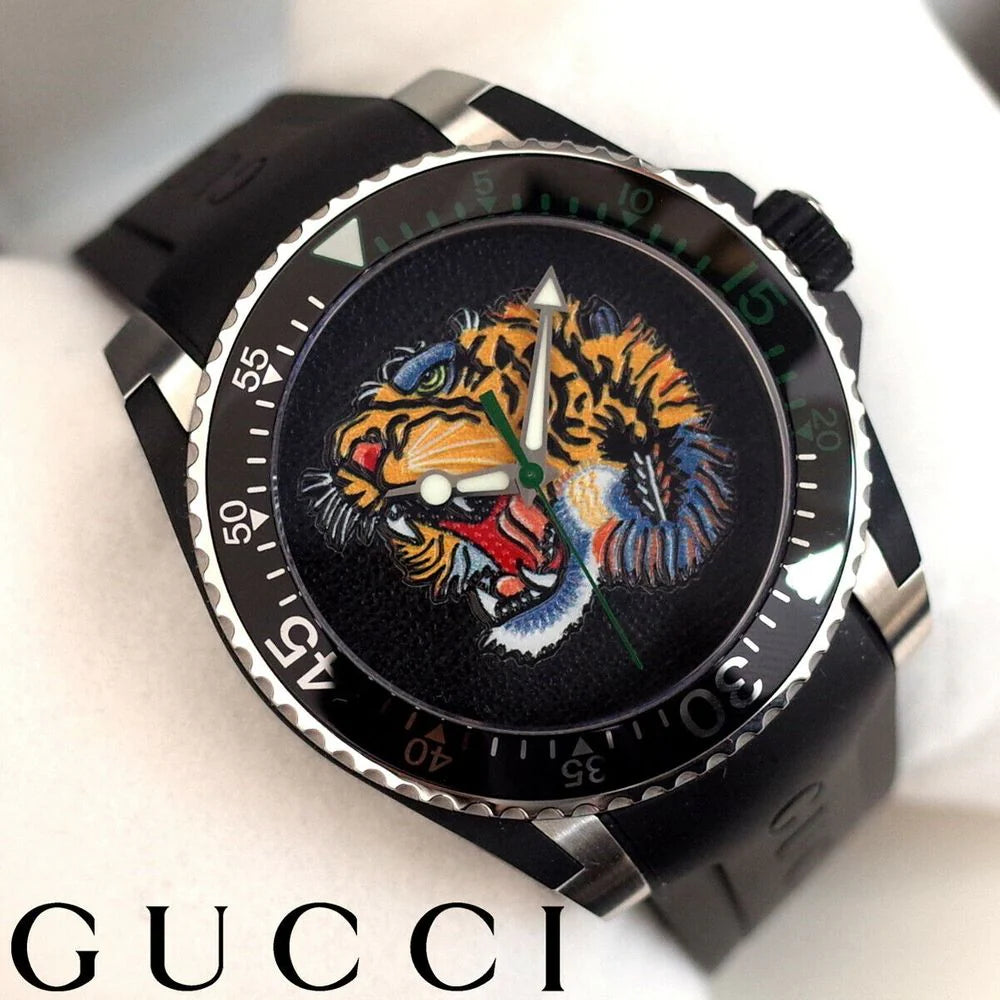 Gucci Dive Tiger – Schwarzes Zifferblatt – Schwarzes Kautschukarmband – Uhr für Herren – YA136318, Herrenuhr