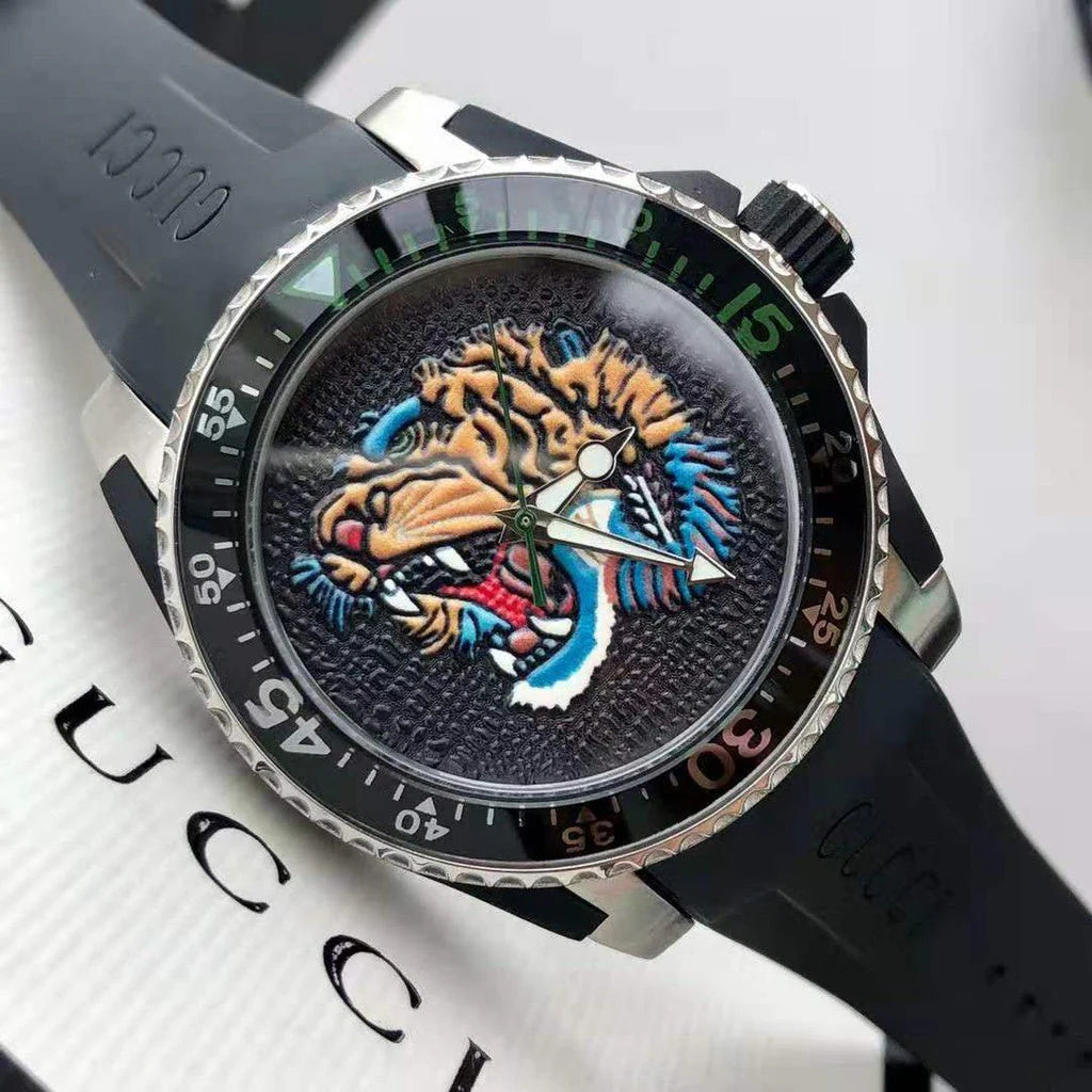 Gucci Dive Tiger – Schwarzes Zifferblatt – Schwarzes Kautschukarmband – Uhr für Herren – YA136318, Herrenuhr