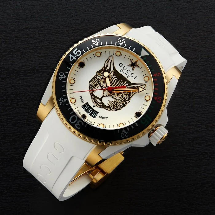 Gucci Dive Quartz Unisex-Uhr mit weißem Zifferblatt und weißem Kautschukarmband – YA136322