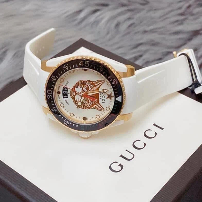 Gucci Dive Quartz Unisex-Uhr mit weißem Zifferblatt und weißem Kautschukarmband – YA136322