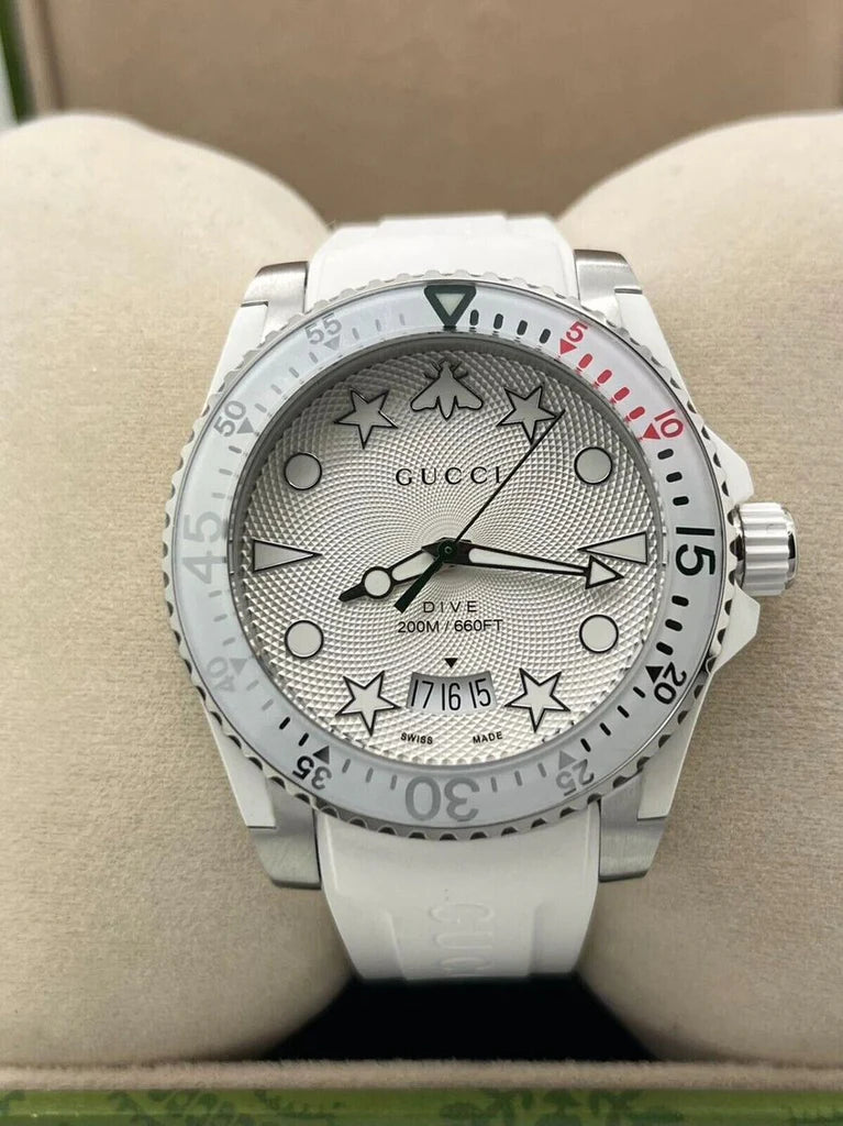 Gucci Taucheruhr mit Quarzwerk, weißem Zifferblatt und weißem Kautschukarmband für Herren - YA136337