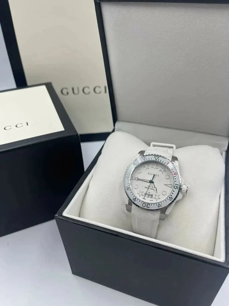 Gucci Taucheruhr mit Quarzwerk, weißem Zifferblatt und weißem Kautschukarmband für Herren - YA136337