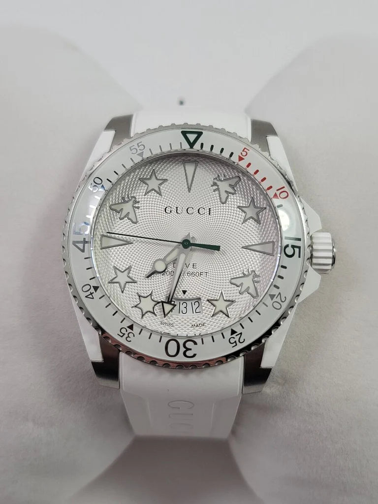 Gucci Taucheruhr mit Quarzwerk, weißem Zifferblatt und weißem Kautschukarmband für Herren - YA136337
