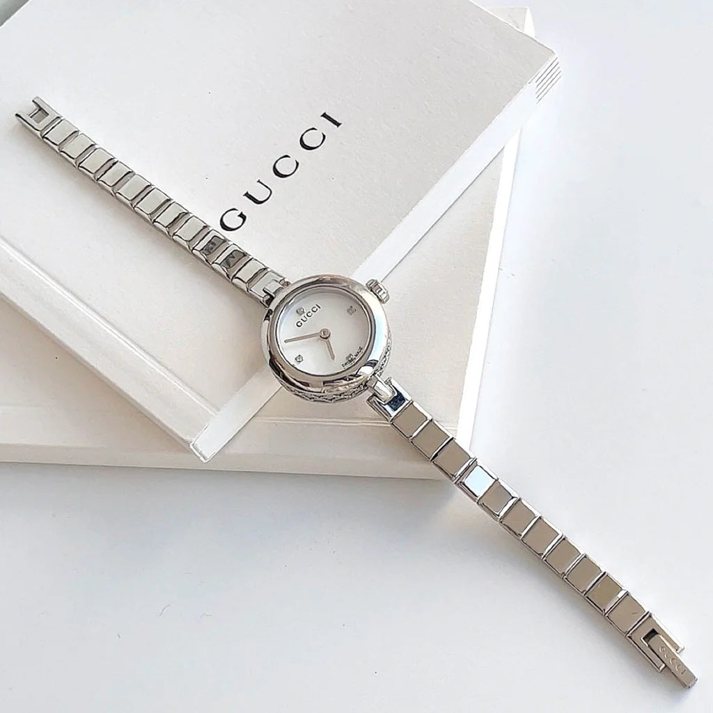 Gucci Diamantissima Quarz Diamonds Weiße Zifferblatt,  Silber Metallarmband, Damenuhr – YA141503