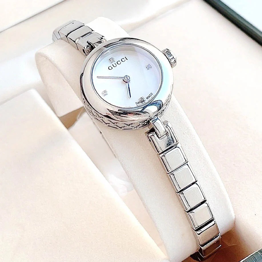 Gucci Diamantissima Quarz Diamonds Weiße Zifferblatt,  Silber Metallarmband, Damenuhr – YA141503
