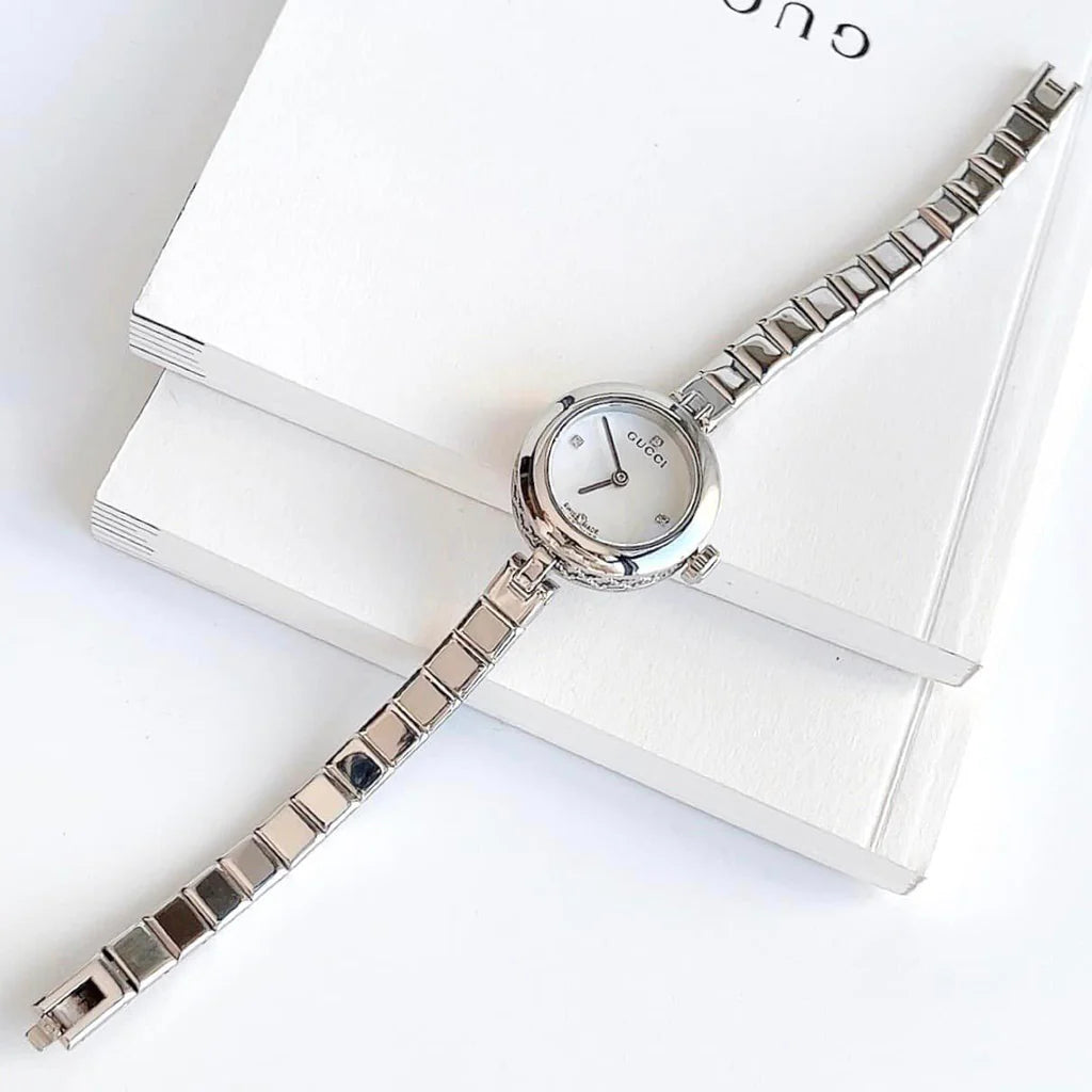 Gucci Diamantissima Quarz Diamonds Weiße Zifferblatt,  Silber Metallarmband, Damenuhr – YA141503