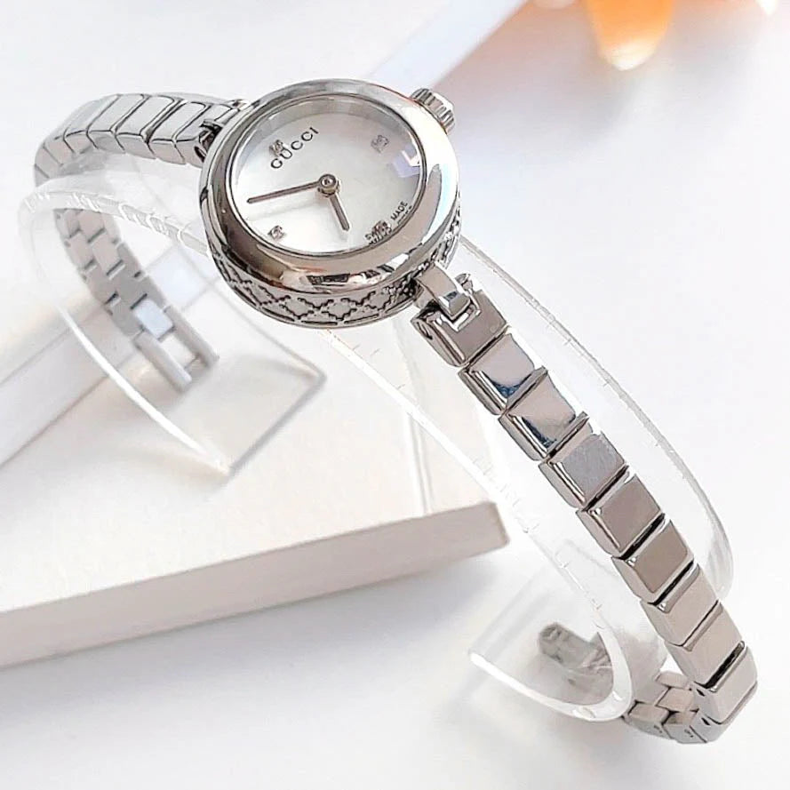 Gucci Diamantissima Quarz Diamonds Weiße Zifferblatt,  Silber Metallarmband, Damenuhr – YA141503