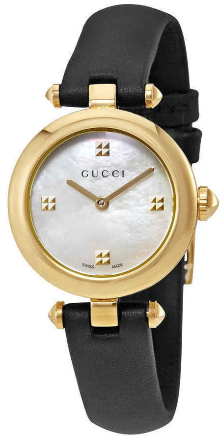 Gucci Diamantissima Damenuhr mit Perlmuttzifferblatt und schwarzem Lederarmband - YA141505
