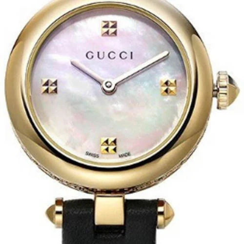 Gucci Diamantissima Damenuhr mit Perlmuttzifferblatt und schwarzem Lederarmband - YA141505