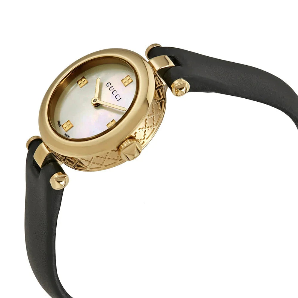 Gucci Diamantissima Damenuhr mit Perlmuttzifferblatt und schwarzem Lederarmband - YA141505
